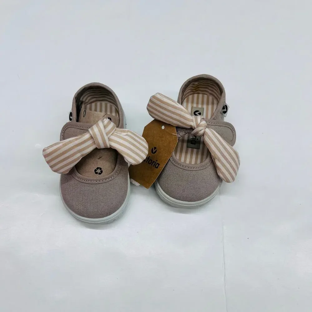 NWT Victoria Size 18 (US 3.5) Beige Mary Jane Sneakers
